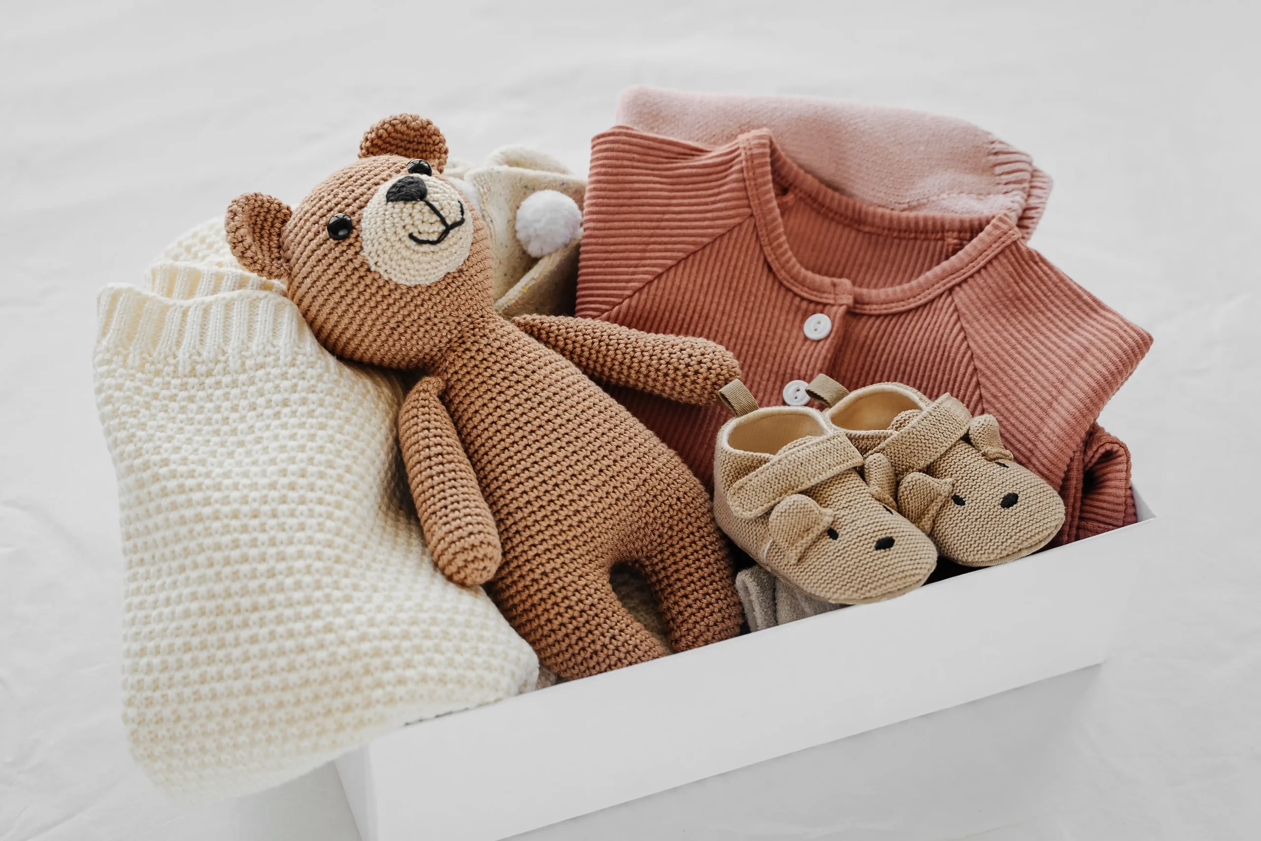 Vêtement, doudou, chausson seconde main marron et blanc