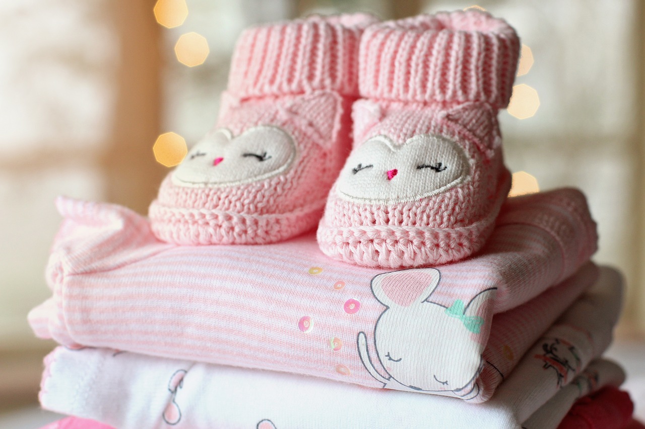 pile de vêtements rose, vêtements bébé seconde main
