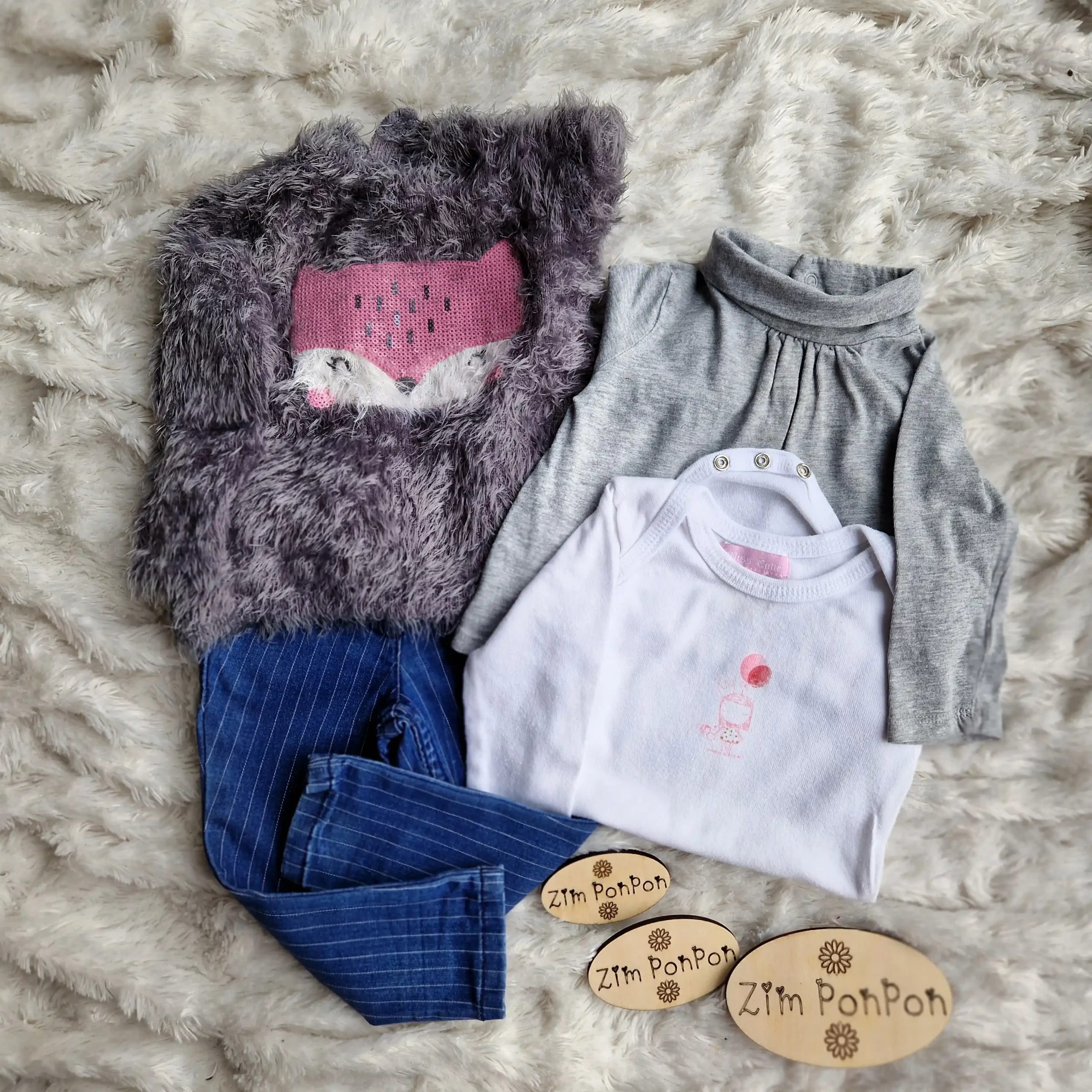 Lot Carla 9 mois fille , vetement seconde main , pull doux , deux tee shirt un gris un blanc , un pantalon bleu