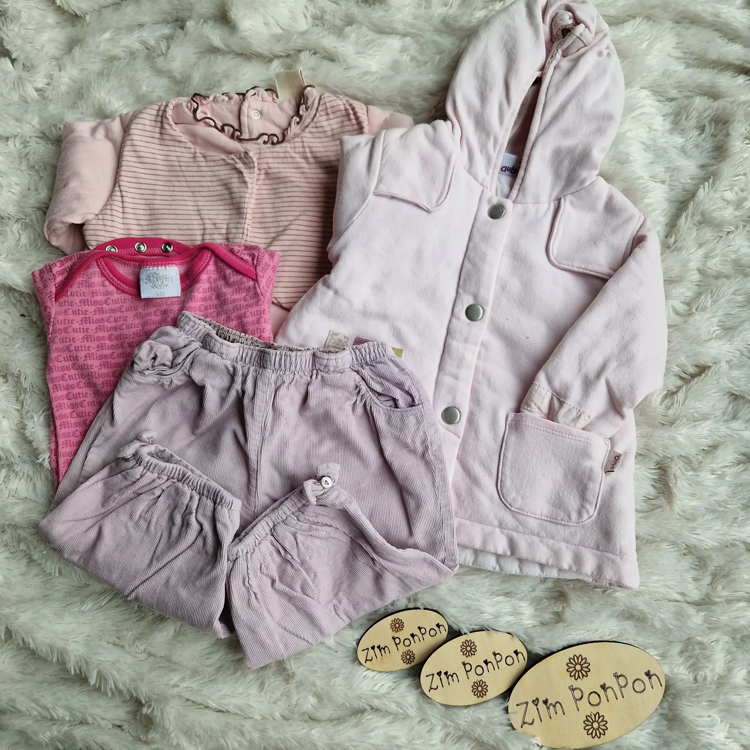 Lot rose 6 mois vêtements d'occasions, manteau rose , body , pantalons