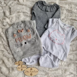 Lot chat vêtements 18 mois filles pull gris , robe pull gris , pyjama chat deux pièces
