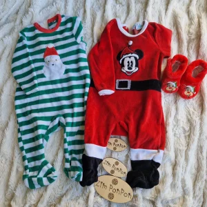 Pyjama Noël bébé 9 mois, deux pyjama , un rouge et un rayé vert et blanc noël , chausson rouge