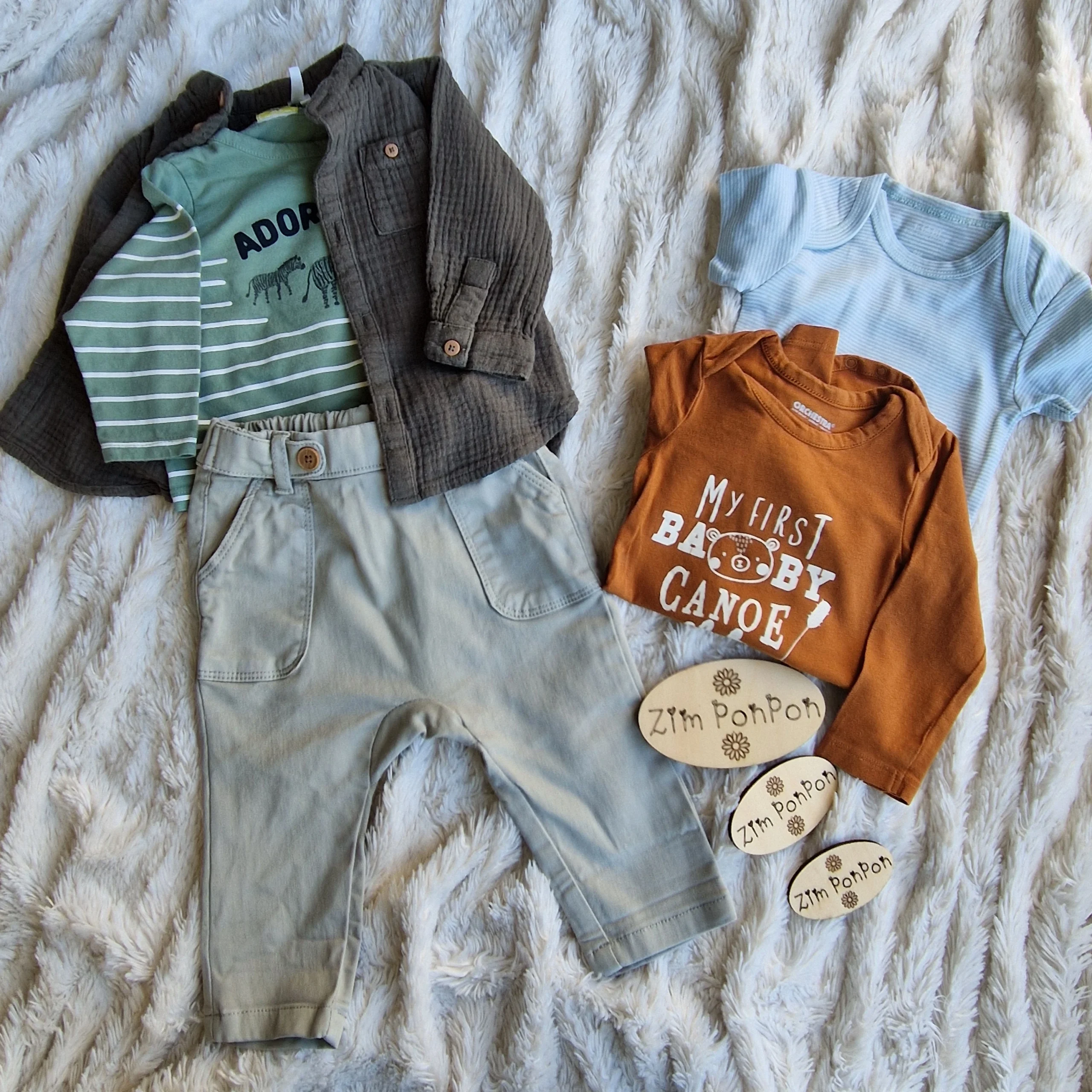 Lot Adorable garçon 9 mois t-shirt vert , chemise vert , pantalon vert, body marron , body sans manche