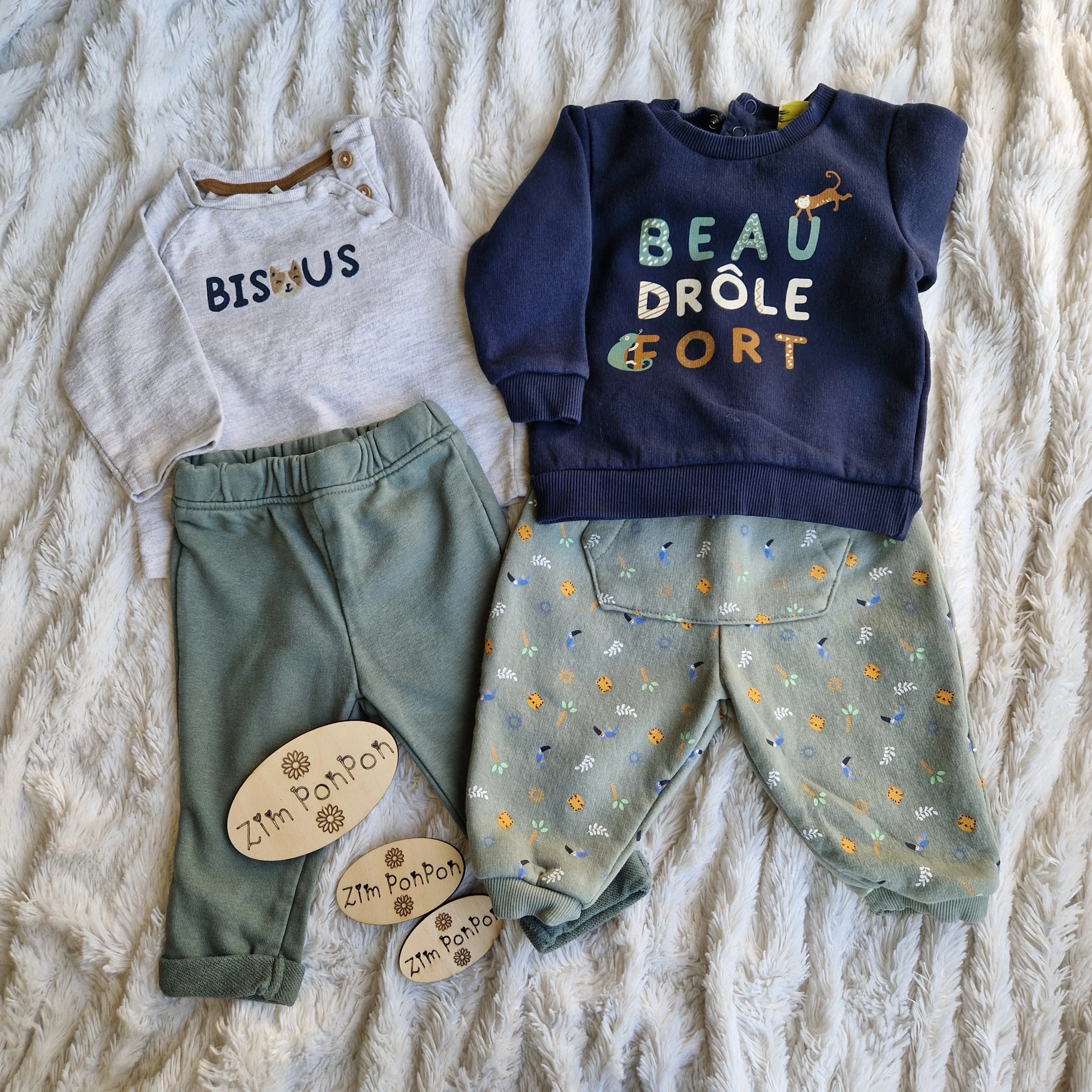 Lot Adorable garçon 9 mois , pull bleu , jogging lion , pantalon décontracté, pull bisous