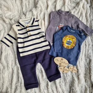 Lot câlin garçon enseble pull et pantalon bleu et blanc , tee-shirt lion tee-shirt gris
