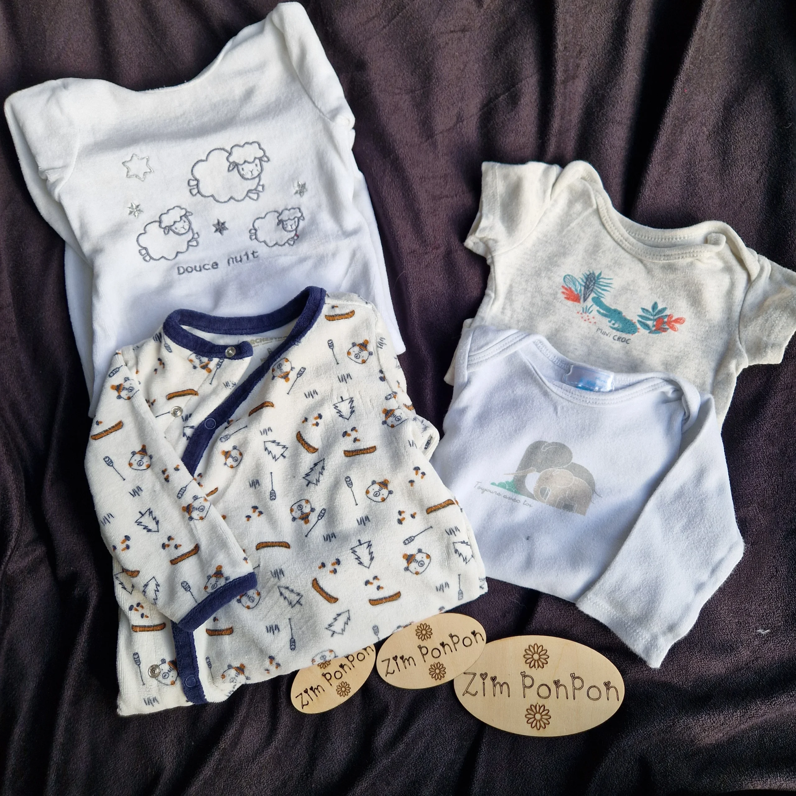 Lot Silver 6 mois – pyjama blanc , body blanc , body beige , pyjama blanc a motifs