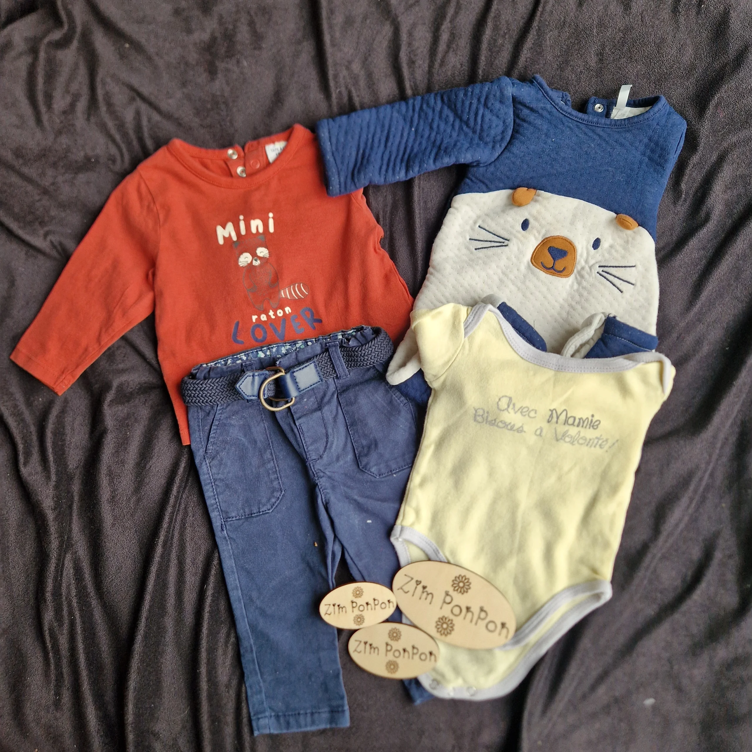 Lot James 6 mois pantalon , combinaison chat , tee-shirt rouge , body mamy