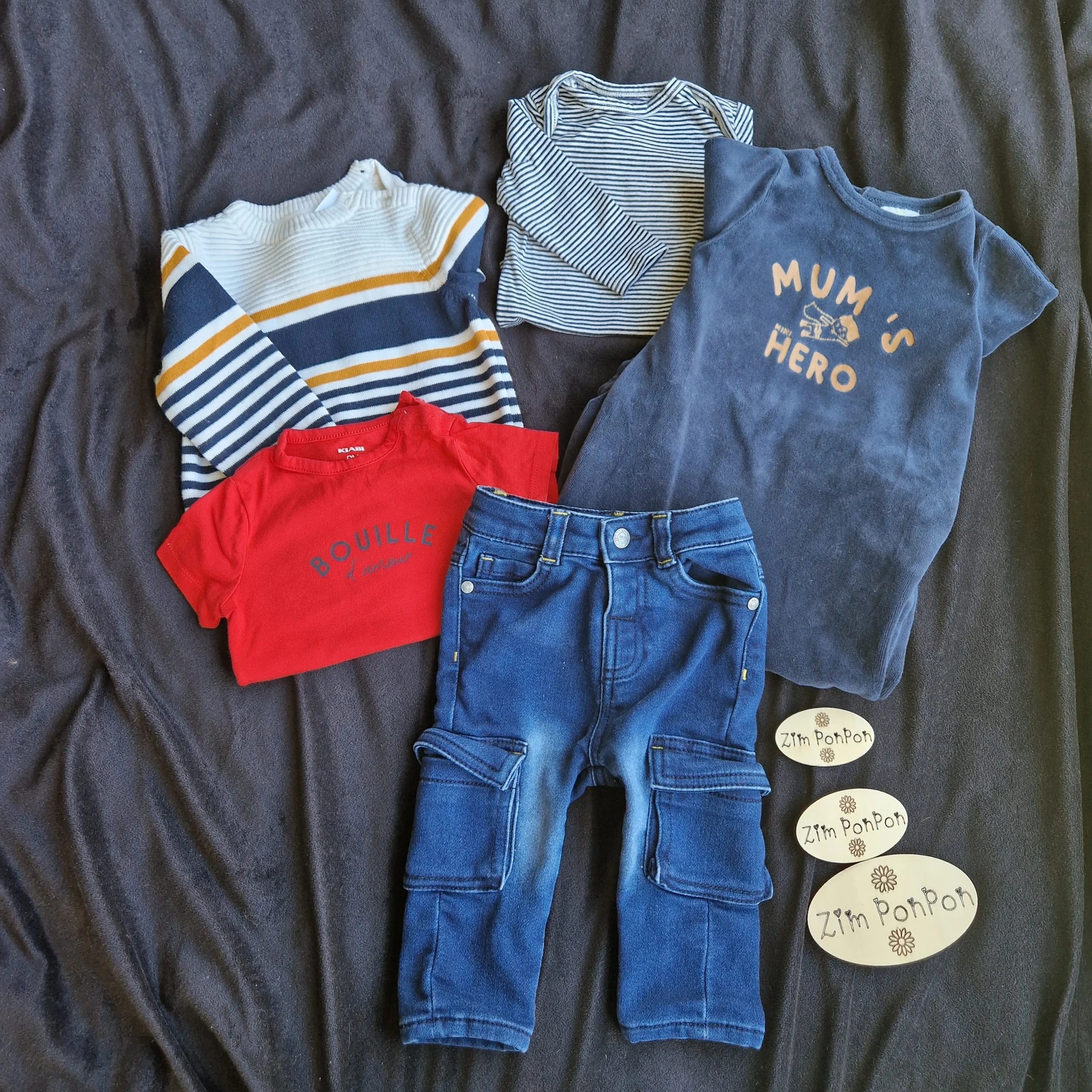Lot Raphaël 9 mois , pull , t-shirt rouge , pyjama bleu , pantalon