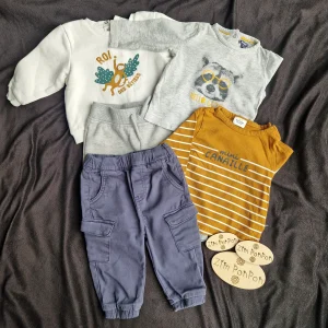lot bêtises 6 mois pull blanc, tee-shirt manche longue gris , pantalon bleu tee-shirt moutarde