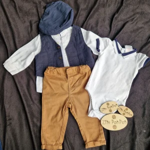 lot look coco béret bleu, chemise blanche, pantalon marron body jacadi