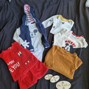 Lot Mickey 9 mois bébé, veste dsans manche bleu , body mickey , pull marron mickey , pyjama 2 pièces rouge mickey