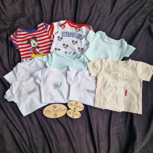 lot petit chou 1 mois de 8 body vert blanc rouge avec mickey et un tee shirt beige