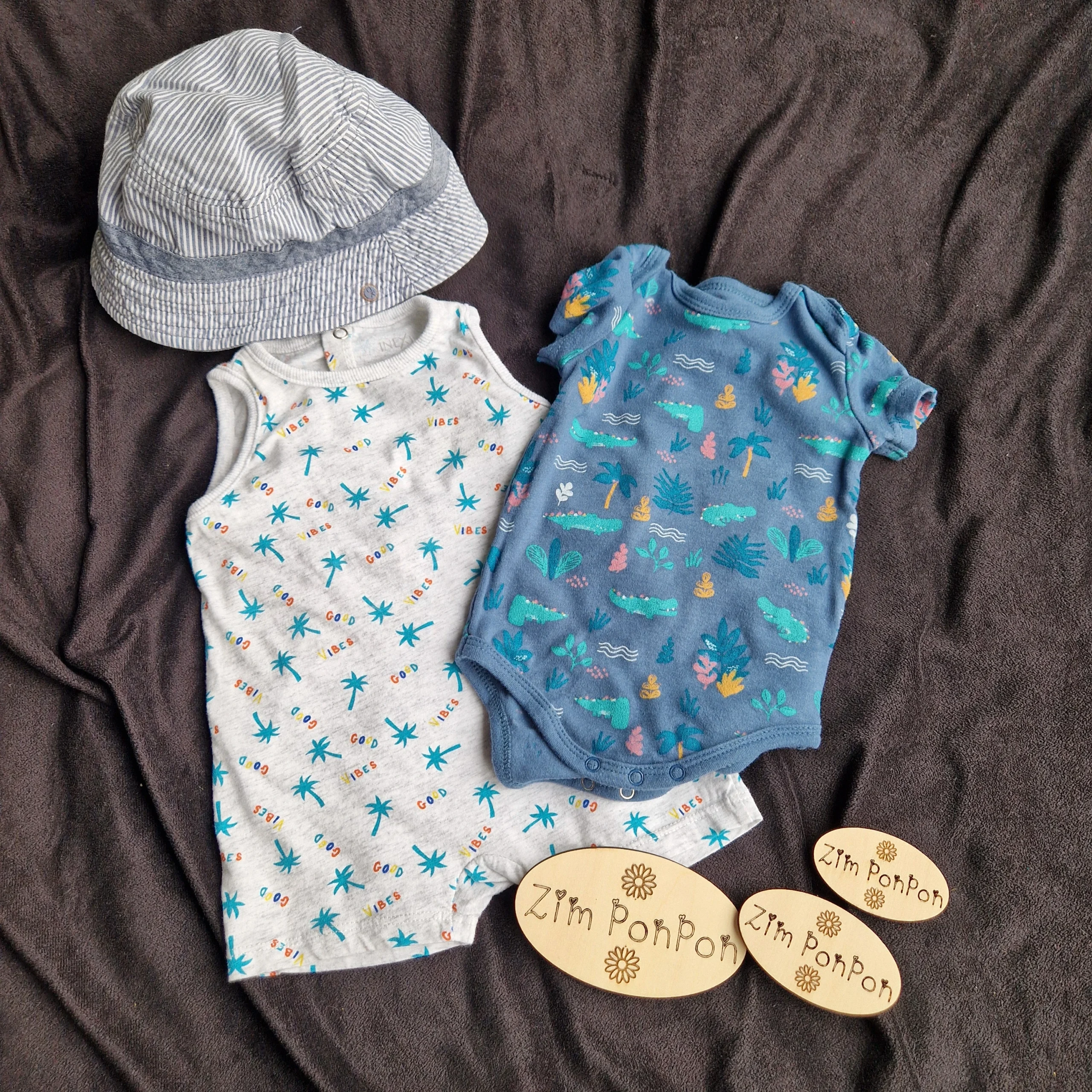 Lot vacances combinaison été motifs palmier , bob gris et body bleu imprimés palmier