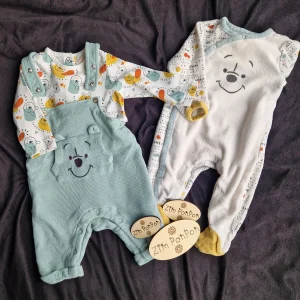 Lot Winnie l'ourson 6 mois ensemble salopette bleu avec tee-shirt winnie l'ourson , pyjama