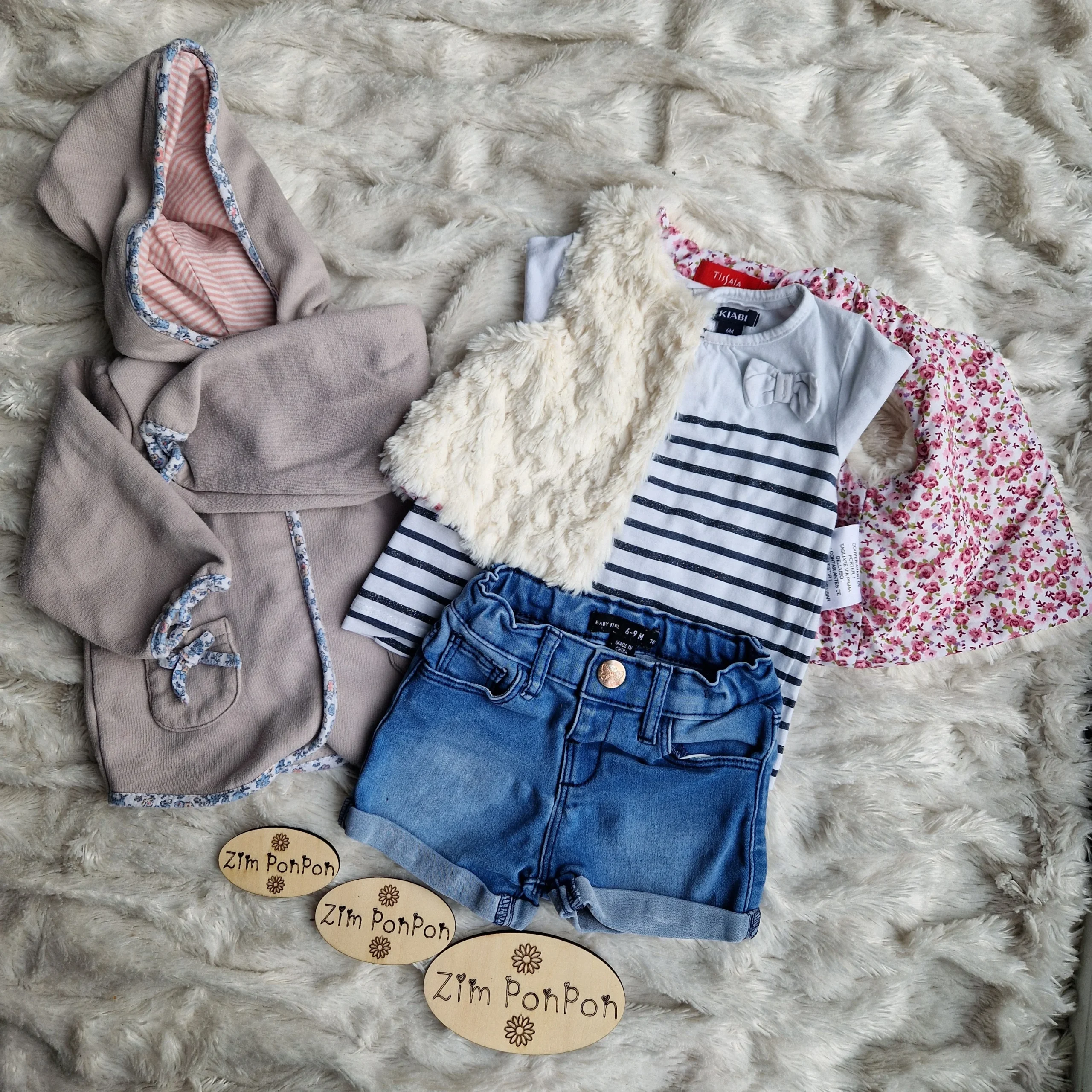 Lot vêtements 6 mois fille , gilet sans manche tout doux , tee-shirt rayé , short bleu