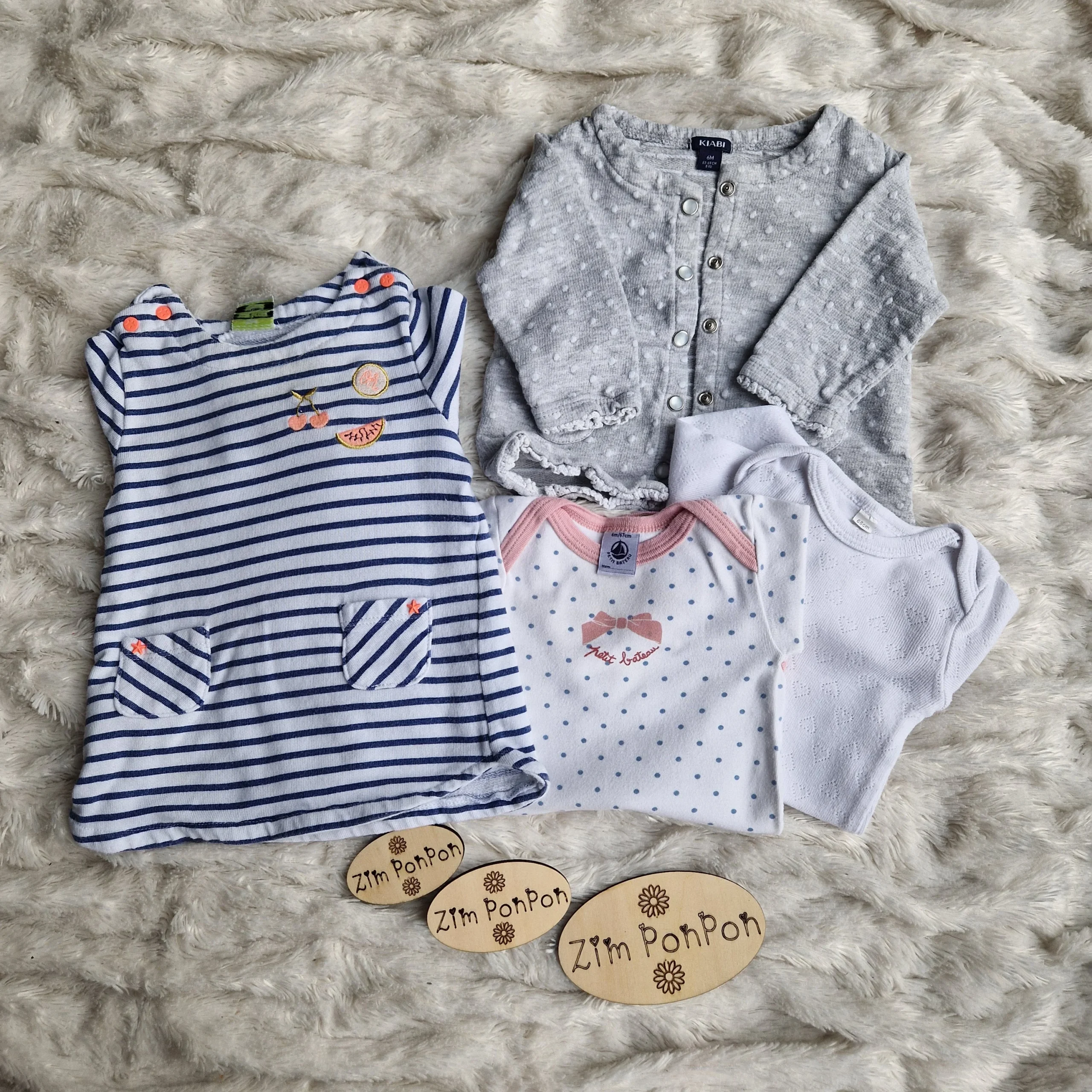 Lot vêtements 6 mois fille , robe rayé , gilet gris deux body blanc