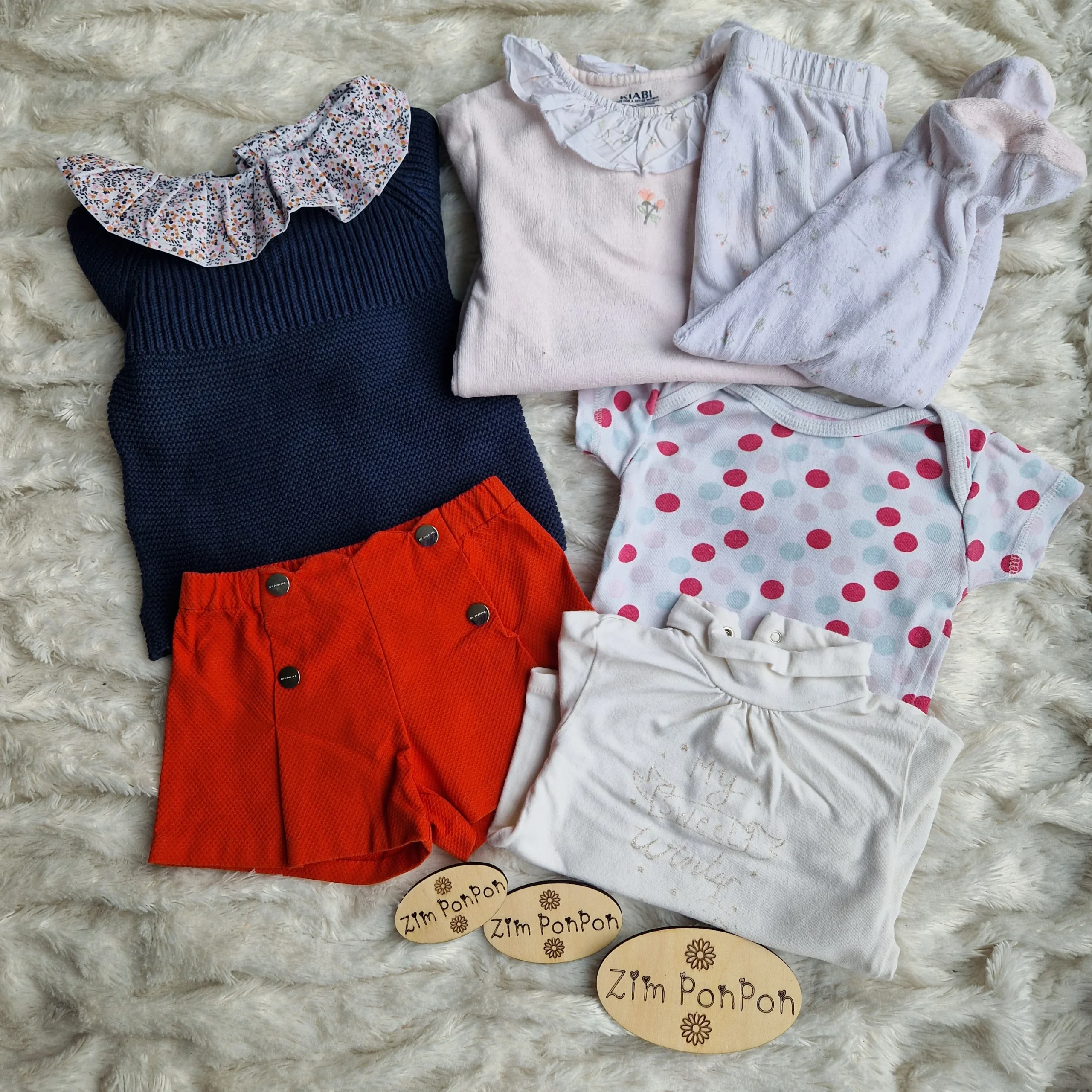 Lot Louise short rouge , pull bleu fonce avec col body tee shirt et pyjama deux pieces