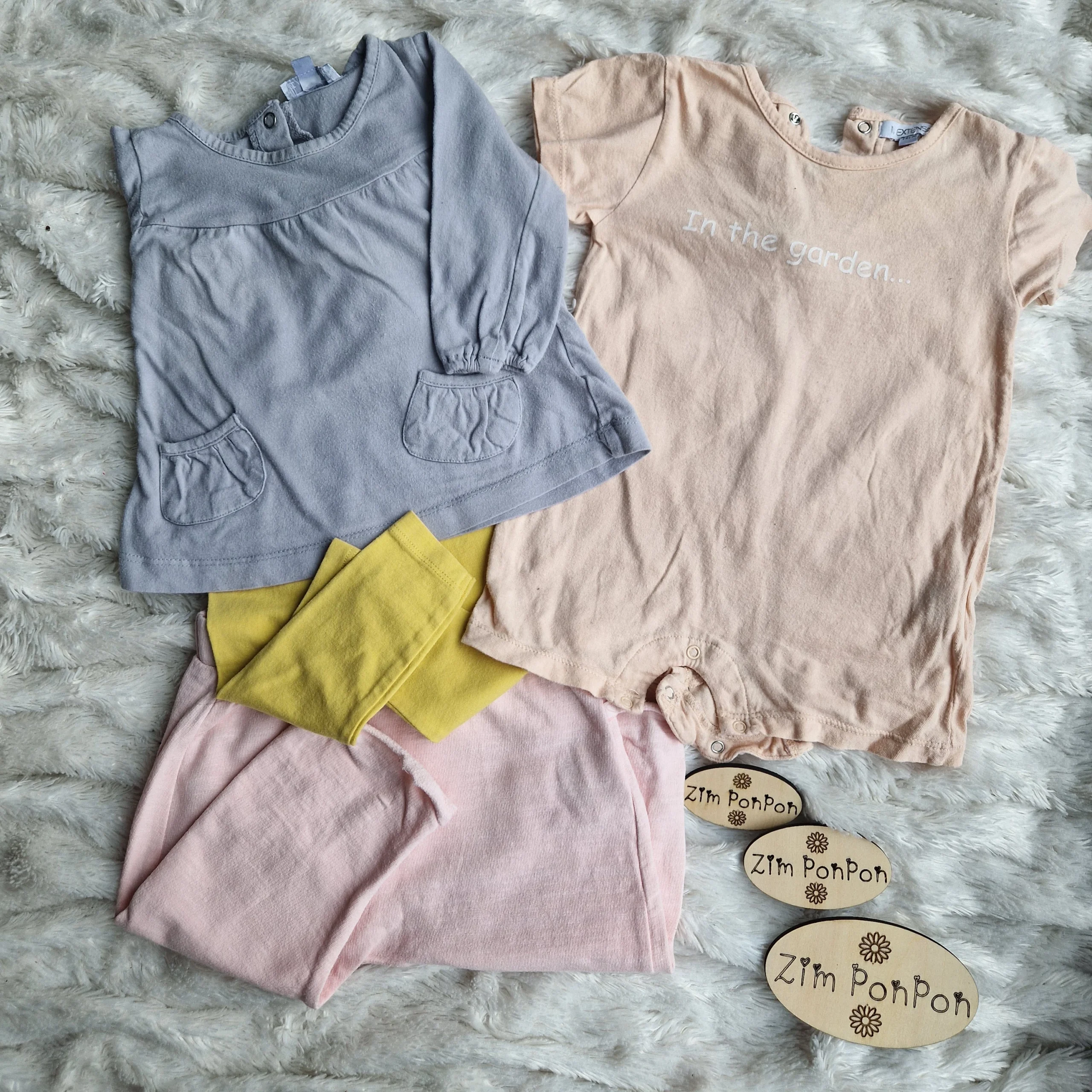 Lot Sharonne 12 mois combinaison été beige , tee shirt longue manche gris, legging jaune , pantalon rose