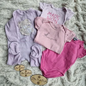 lot vêtements 6 mois fille pyjama violet clair , 3 bodys de diffèrent rose