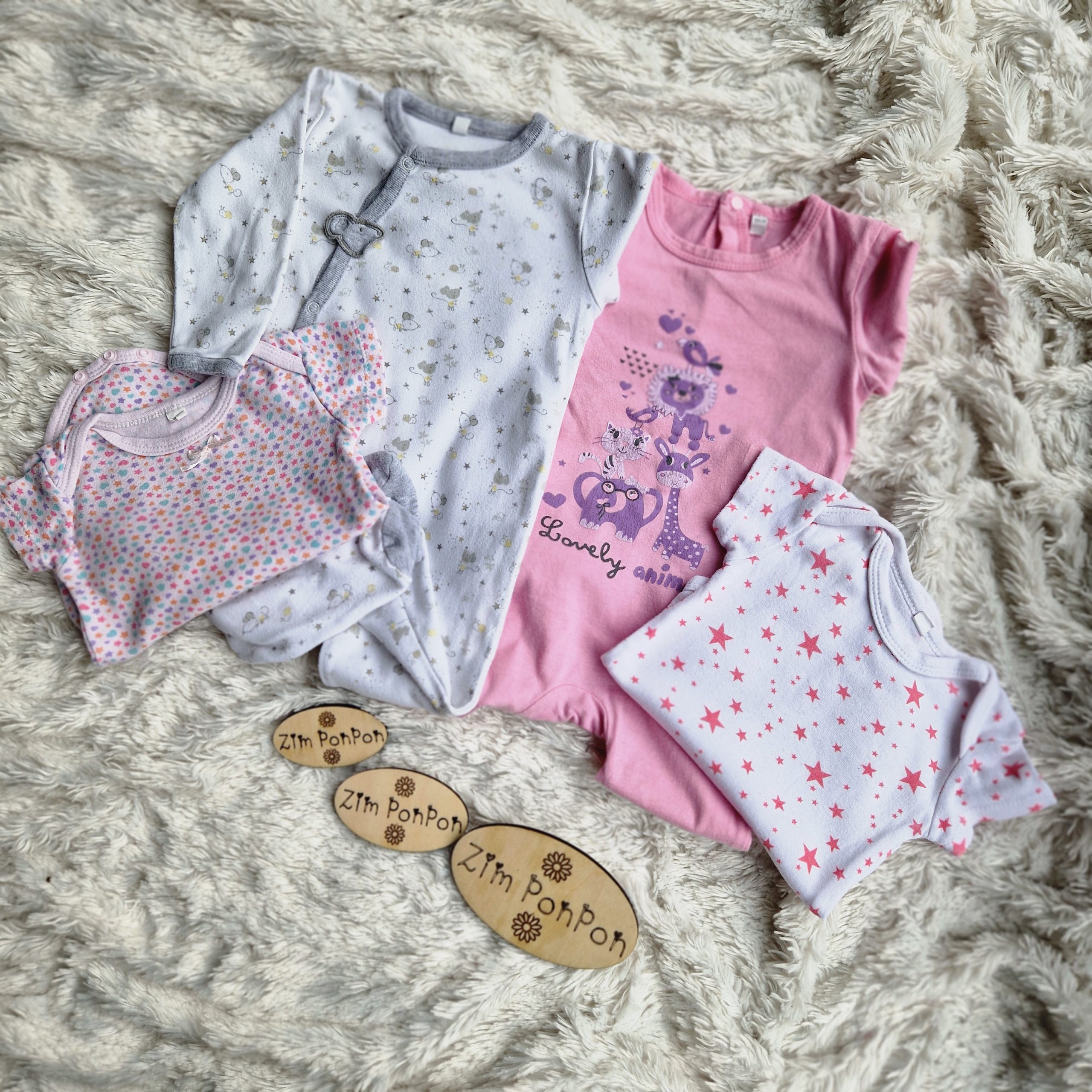 lot été 6 mois fille deux pyjama leger un rose et un blanc , deux body manche courte