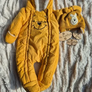 Combinaison Winnie l'Ourson 9 mois jaune avec le bonnet assortis