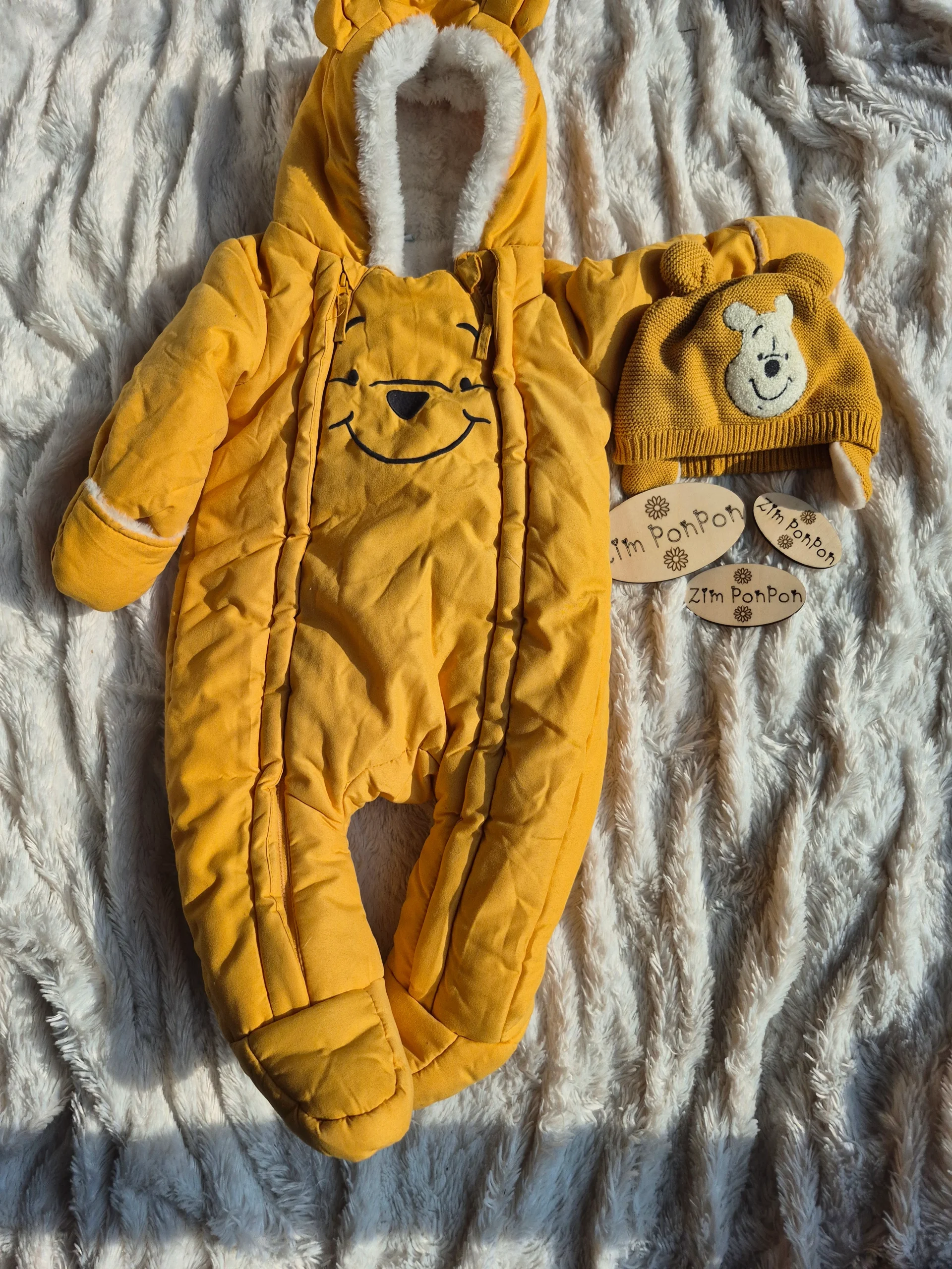 Combinaison Winnie l'Ourson 9 mois jaune avec le bonnet assortis